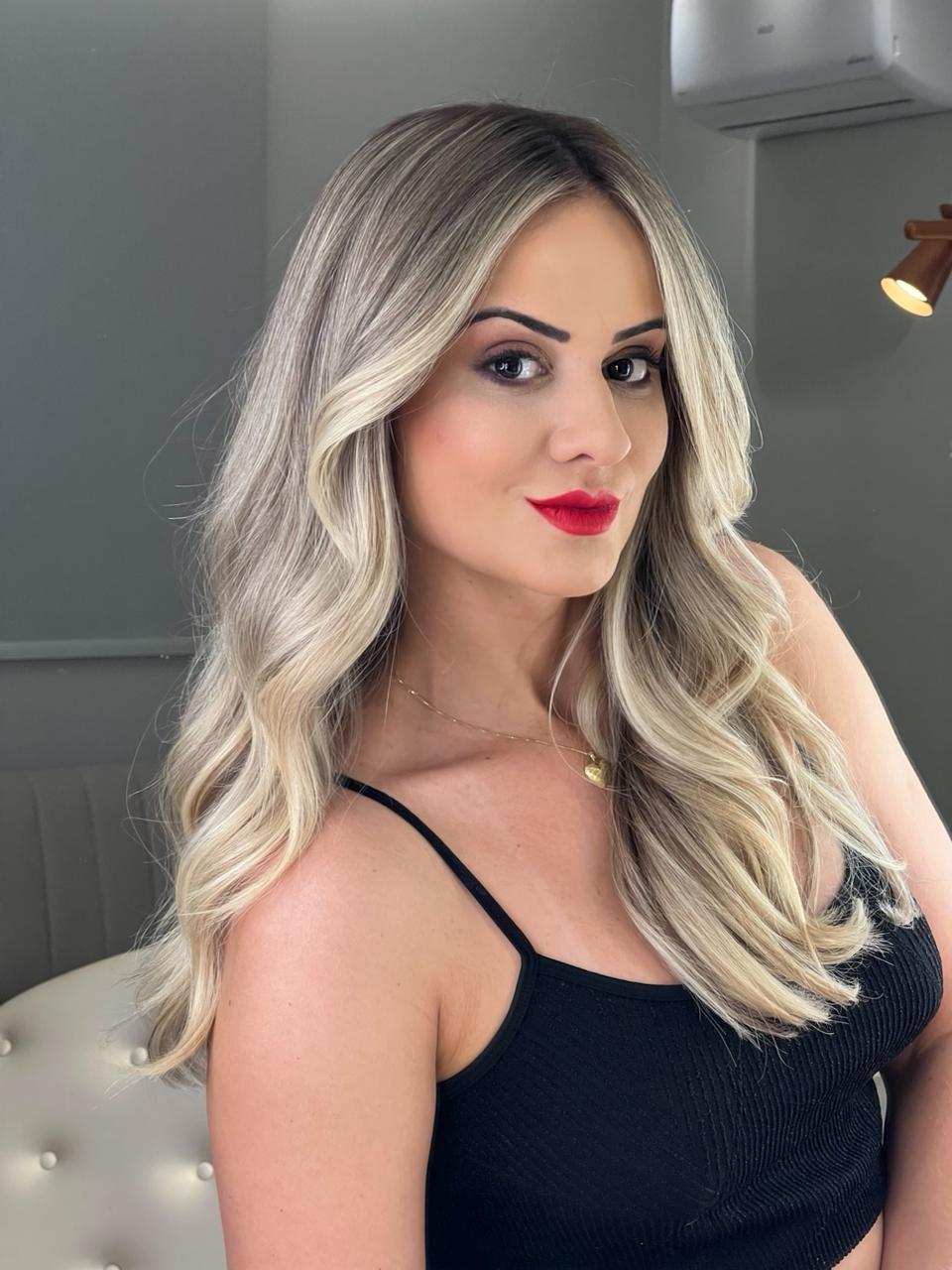 Resultado final - Loiro platinado com ondas